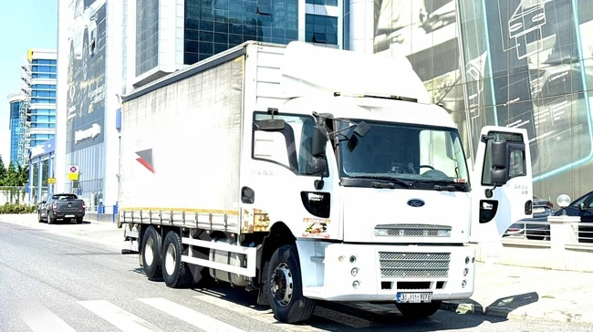 شاحنة موديل 2015، مكيف، 2532، صيانة وكالة معتمدة، 585,000 كم.