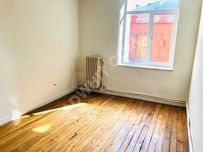 İstiklal Cad.sine (2)dk.Mesafede Tarihi Karakterli Cumbalı Taş Binada Yüksek  Tavanlı (3+1)(100)m2