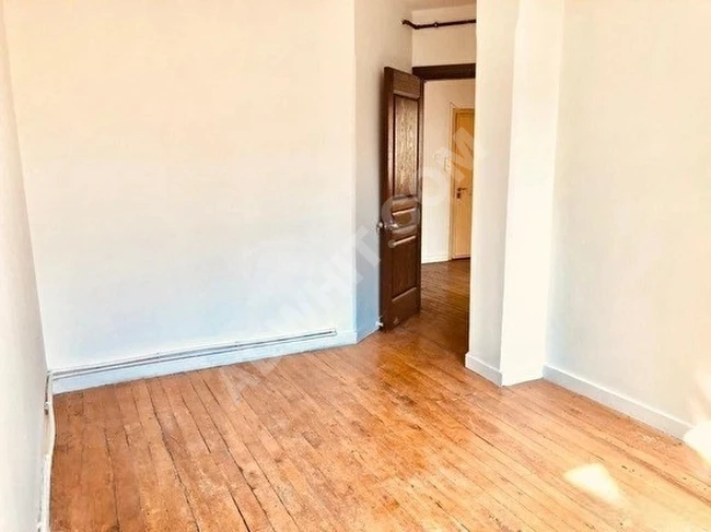 İstiklal Cad.sine (2)dk.Mesafede Tarihi Karakterli Cumbalı Taş Binada Yüksek  Tavanlı (3+1)(100)m2