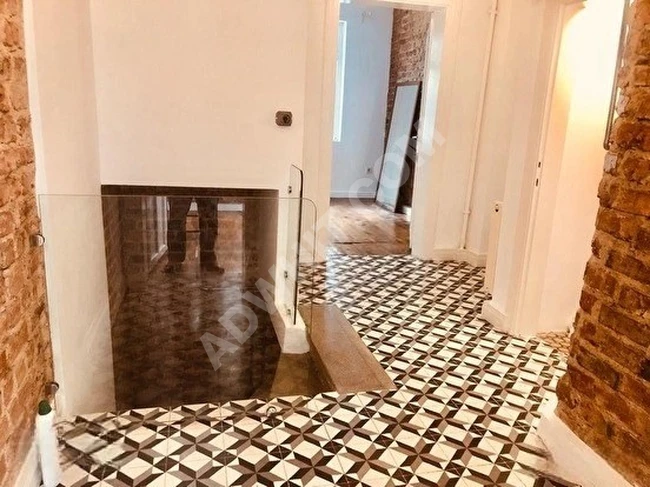 Cihangirde Tam Merkezde Yenilenmiş Sıfır Konumda Süper Bahçeli Dubleks Kombili Klimalı (2+1)(150)m2