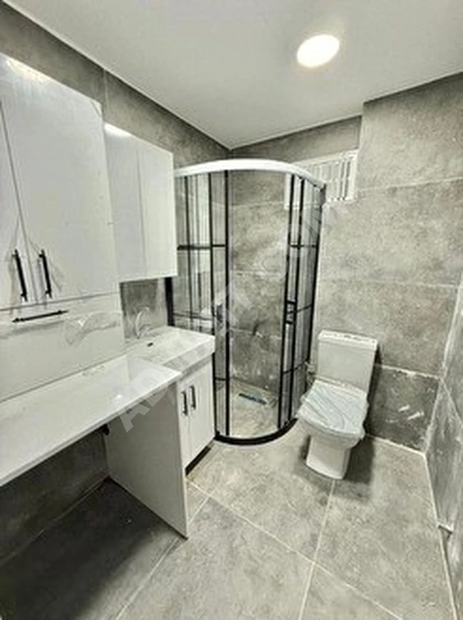 Cihangir'de Akarsu Yokuşu Caddesi Üzerinde Tam Merkezde Yenilenmiş Kombili Daire (2+1) (90)m2