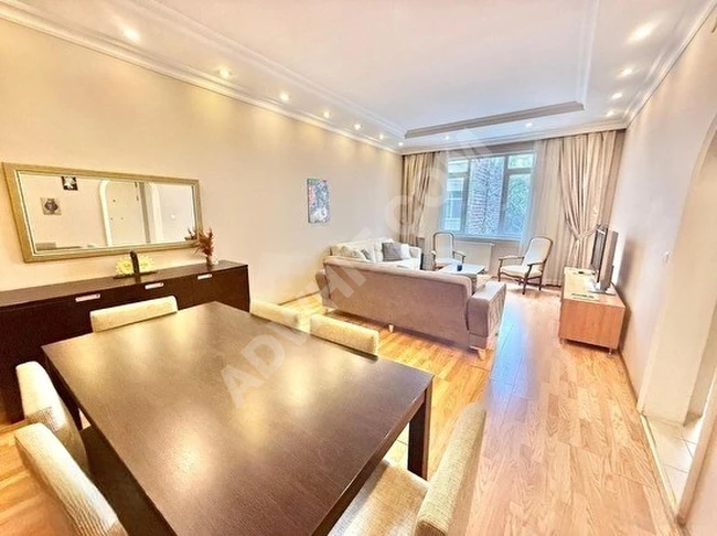 Cihangir'de Tam Göbekte Yüksek Tavanlı Süper Teraslı Yenilenmiş Sıfır Ful Modern Eşyalı (2+1)(115)m2