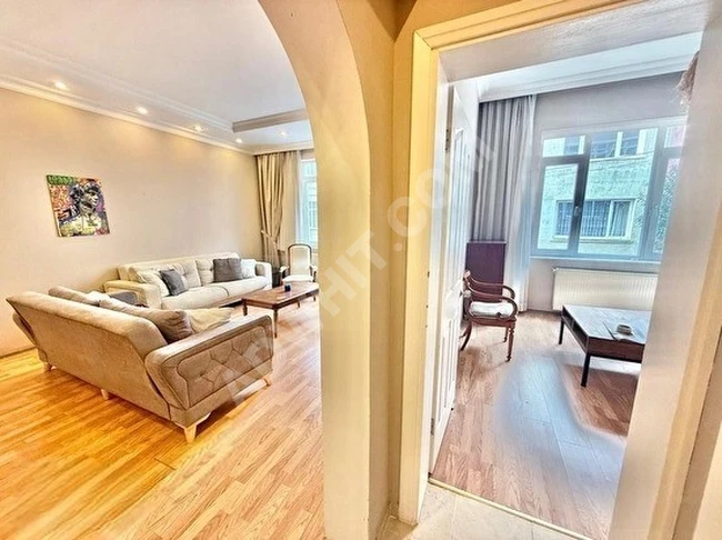 Cihangir'de Tam Göbekte Yüksek Tavanlı Süper Teraslı Yenilenmiş Sıfır Ful Modern Eşyalı (2+1)(115)m2