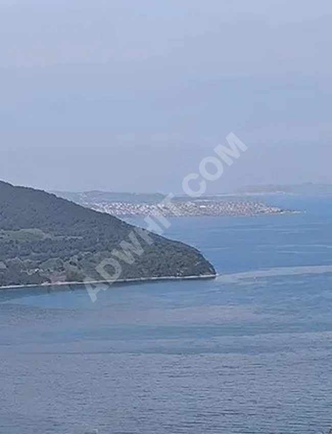 ارض بمنظر البحر والطبيعة الرائع