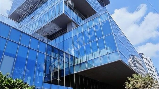 2.5+1 apartment, upper floor with high ceiling, unique and also suitable as an office. In İSTANBLOOM RESIDENCE.