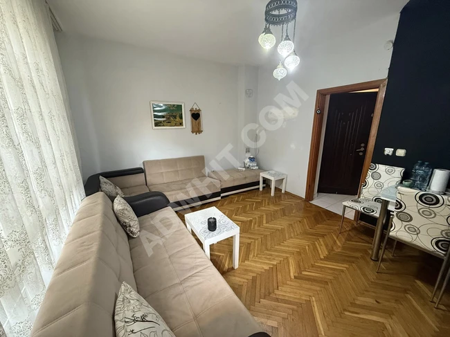 Resimlerdeki gibi mobilyalı, iki odalı ve bir salonlu daire kiralık.