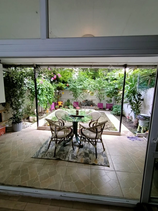 Emlak center'dan 3+1 salon bahçe katı kış bahçesi var