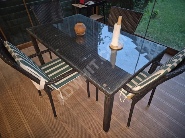 Bahçe salıncağı ile birlikte masa ve 4 sandalye