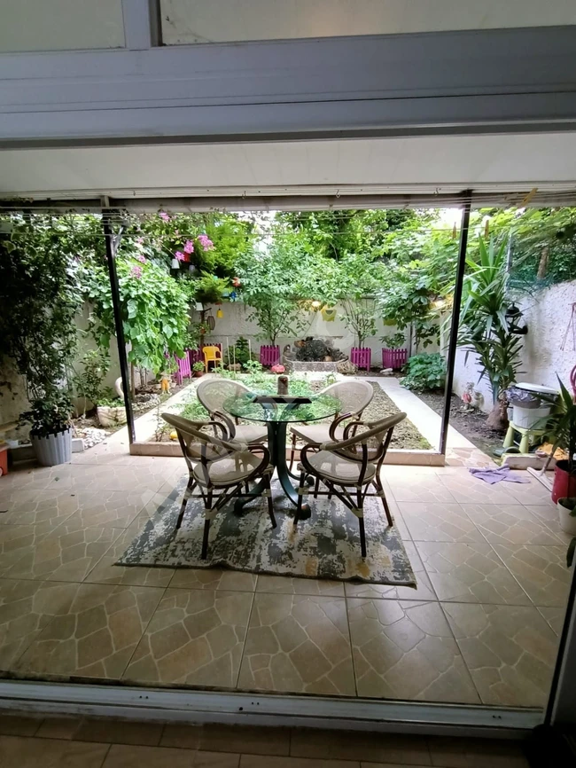 Emlak center'dan 3+1 salon bahçe katı kış bahçesi var