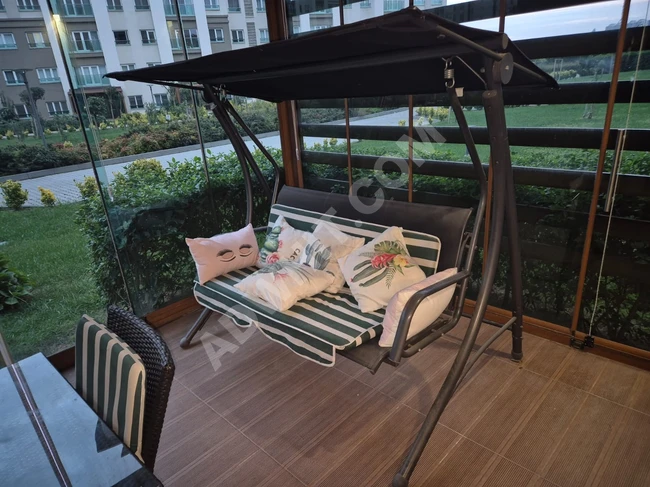 Bahçe salıncağı ile birlikte masa ve 4 sandalye