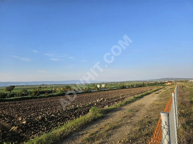 أرض بمساحة 2200 متر مربع بين طريقين سريعين مع إطلالة على البحر فرصة بموقع مميز