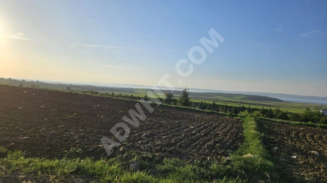 أرض بمساحة 2200 متر مربع بين طريقين سريعين مع إطلالة على البحر فرصة بموقع مميز