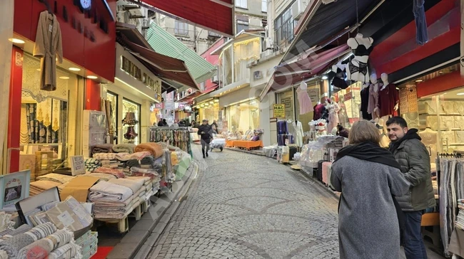 محل من طابقين بمساحة 140 متر مربع معروض للتنازل كفراغ. في TAHTAKALE بشارع PERDECİLER