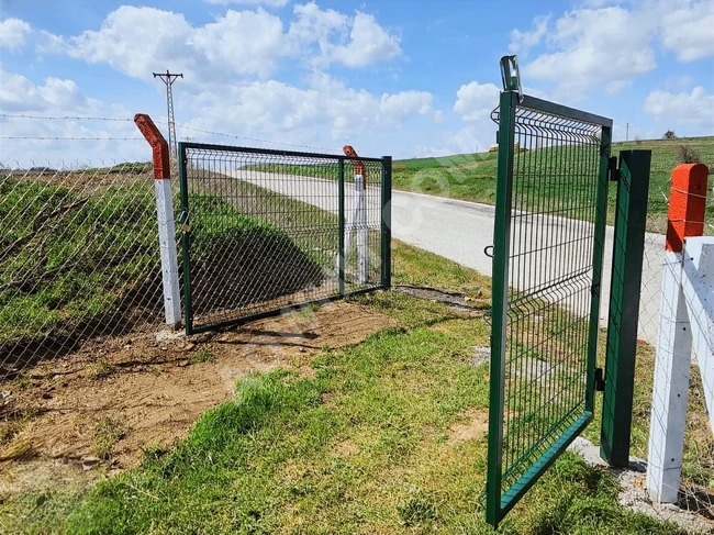 A plot of land with a single title deed, fenced along the frontage, with a frontage facing the asphalt road measuring 113 meters.