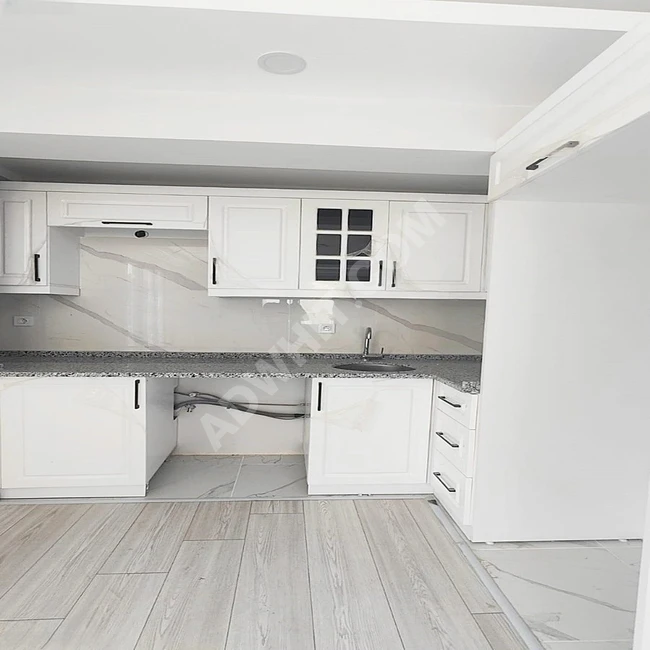 YAKUPLU CADDE ÜZERİ YÜKSEK GİRİŞ SIFIR BİNADA 1+1