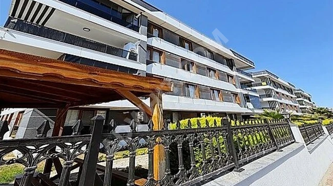 دوبلكس في موقع مع مسبح وإطلالة على البحر في BEYLİKDÜZÜ