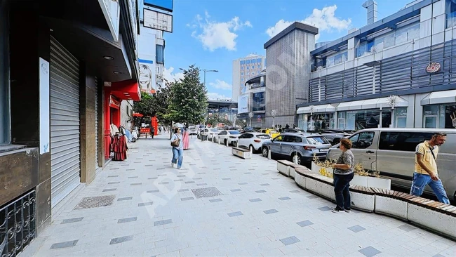 Bakırköy'de, Yoğun Yaya ve Araç Trafiğine Sahip Caddede Kiralık