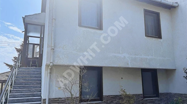 HUKUKÇULAR SİTESİNDE DENİZ MANZARALI EŞYALI DUBLEKS DAİRE