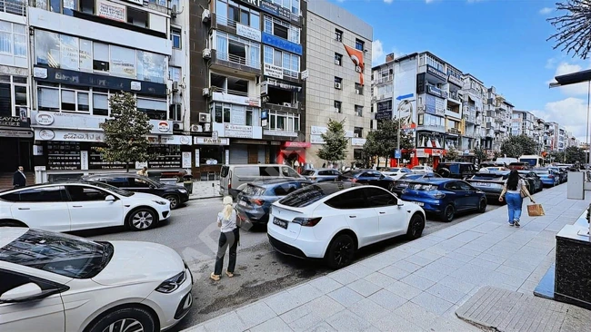 Bakırköy'de, Yoğun Yaya ve Araç Trafiğine Sahip Caddede Kiralık