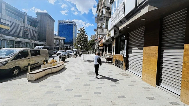 Bakırköy'de, Yoğun Yaya ve Araç Trafiğine Sahip Caddede Kiralık