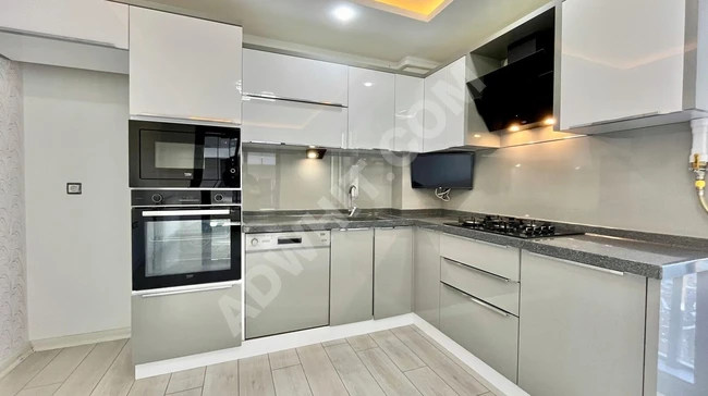 شقة 1+1 من الفخامة الفائقة بتصميم فريد، الطابق المتوسط مع شرفة زجاجية واسعة.