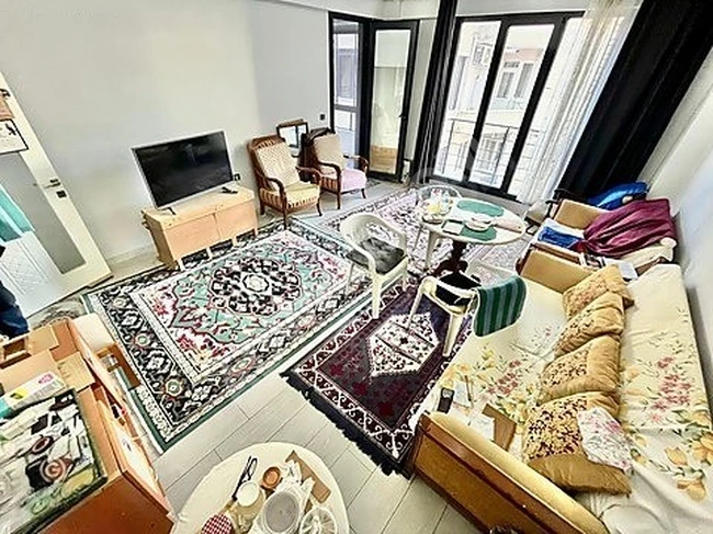 شقة رائعة 2+1 مع مطبخ منفصل وشرفة زجاجية. في مركز AKÇAY