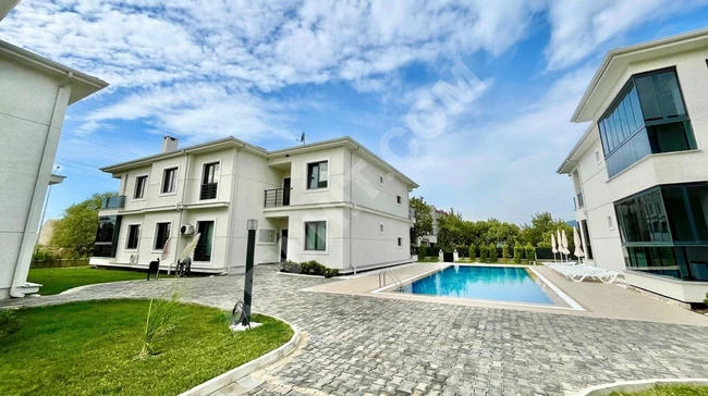 GÜMÜŞ'DEN AKÇAYDA HAVUZLU SİTE İÇERİSİNDE DENİZE 250MT 2+1 DAİRE