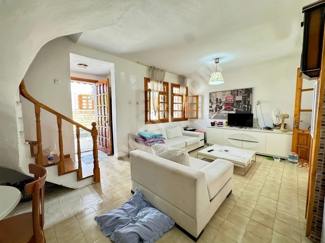 بيت مستقل مع حديقة، 4+1 من المالك مباشرة، في PELİTKÖY، تبعد 100 متر عن البحر.