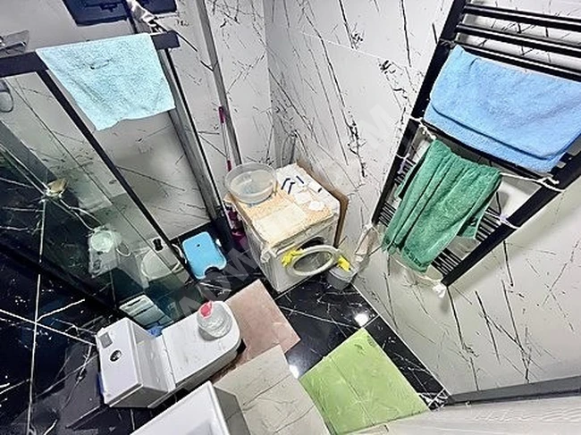 شقة رائعة 2+1 مع مطبخ منفصل وشرفة زجاجية. في مركز AKÇAY