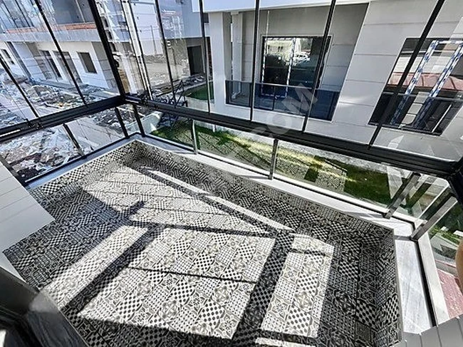 شقة 1+1 من الفخامة الفائقة بتصميم فريد، الطابق المتوسط مع شرفة زجاجية واسعة.