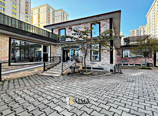 İstanbul'da bir site içinde bahçe manzaralı daire cazip fiyata satılıktır.