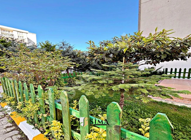 İstanbul'da bir site içinde bahçe manzaralı daire cazip fiyata satılıktır.