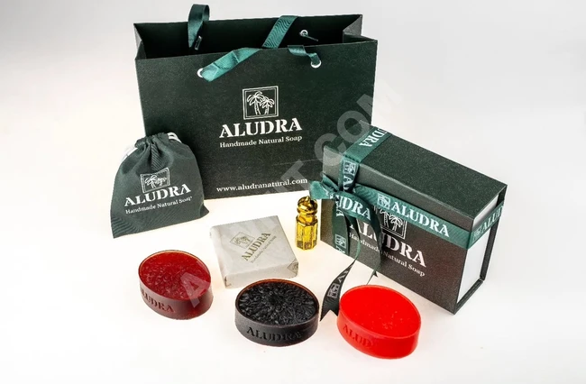 Lüks hediye seti: El yapımı doğal sabun ve yarım tola parfüm şişesi.