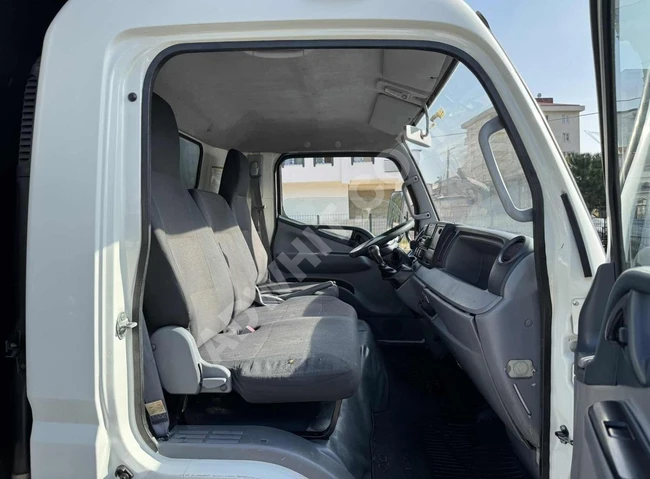 MITSUBISHI B35 truck, model 2016, with furniture box, has run 253,000 km.