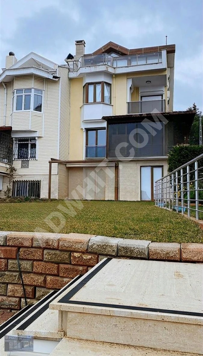 B.ÇEKMECE CELALİYEDE SİTE İÇİNDE DENİZ MANZARALI HAVUZLU VİLLA