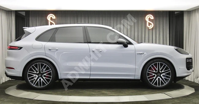 PORSCHE CAYENNE 4.0 TURBO E-HYBRID car, model 2024, with 739 horsepower, dealer.