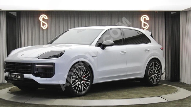 PORSCHE CAYENNE 4.0 TURBO E-HYBRID car, model 2024, with 739 horsepower, dealer.