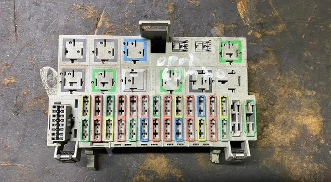 علبة فيوزات OPEL COMBO/CORSAB (أصلية) مستعملة