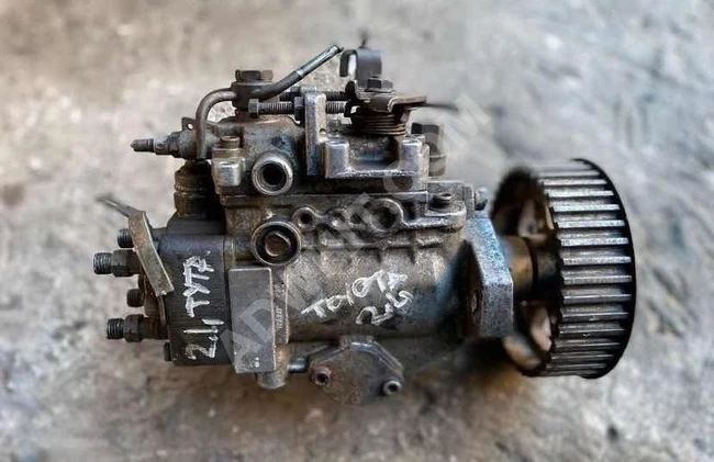 TOYOTA HILUX 2.4 D fuel pump (original) used