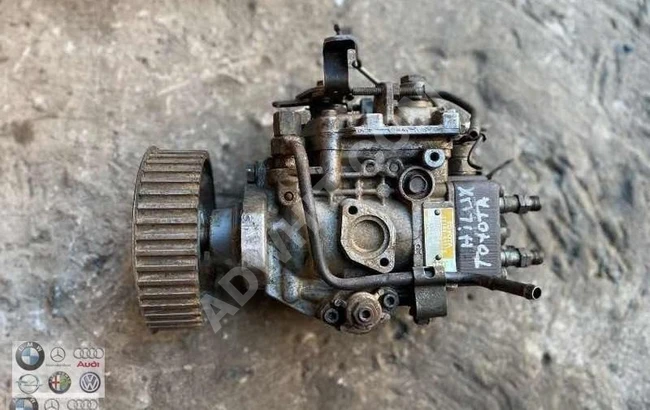 TOYOTA HILUX 2.4 D fuel pump (original) used