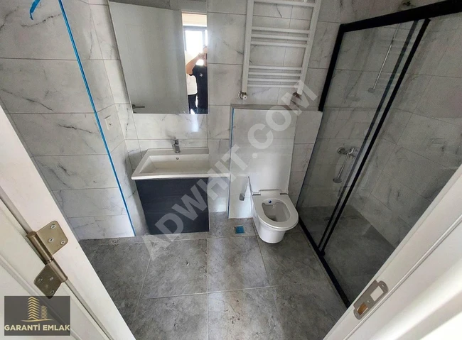 شقة جديدة 2+1 بمساحة 75 متر مربع تقع الطابق الأوسط مع موقف سيارات للبيع على الشارع الرئيسي.