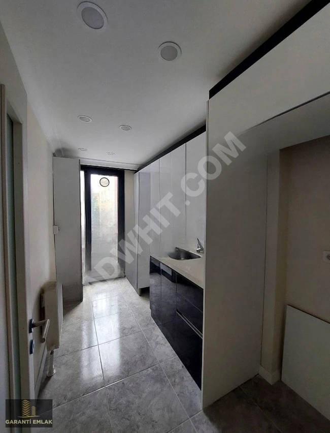 شقة جديدة 2+1 بمساحة 75 متر مربع تقع الطابق الأوسط مع موقف سيارات للبيع على الشارع الرئيسي.