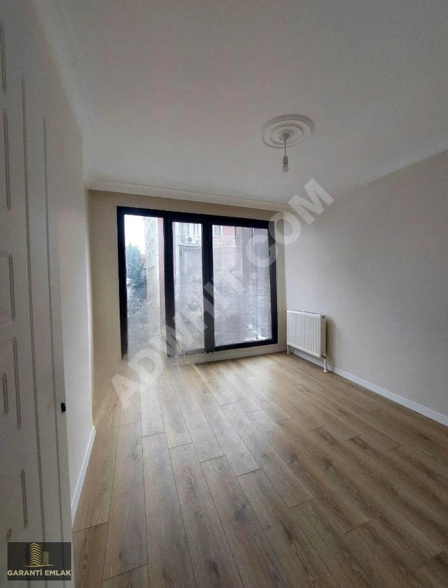 شقة جديدة 2+1 بمساحة 75 متر مربع تقع الطابق الأوسط مع موقف سيارات للبيع على الشارع الرئيسي.