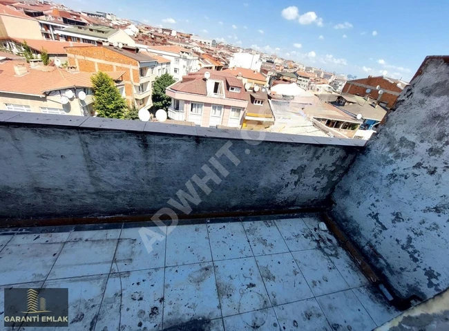 شقة 2+1 بمساحة 90 متر مربع في الطابق العلوي مع تراس، بمركز SEFAKÖY