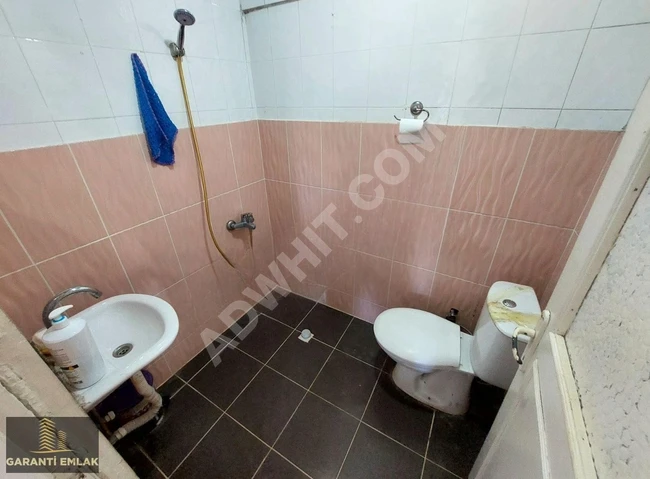 شقة 2+1 بمساحة 90 متر مربع في الطابق العلوي مع تراس، بمركز SEFAKÖY