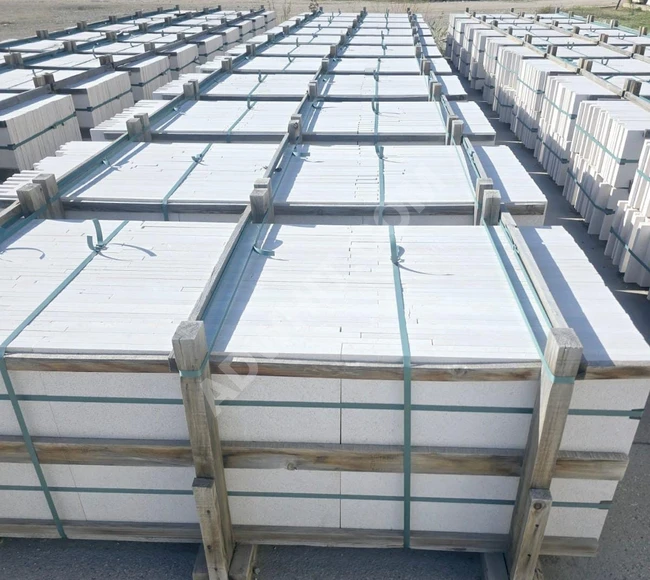 Çırpılmış bej krem, kumlu