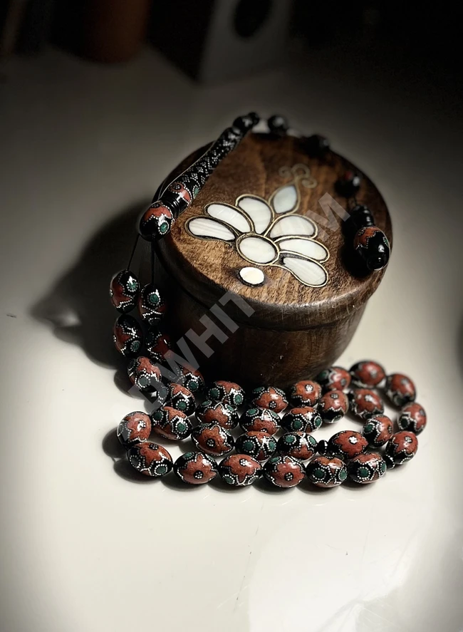 Nadir kırmızı mercan ve gümüş kakmalı antik yasemin taşı tespih.