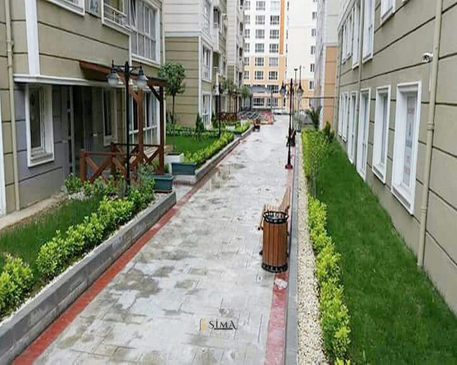 İstanbul'da toplu konut sitesinde satılık daire, metrobüse yakın, cazip fiyatla.