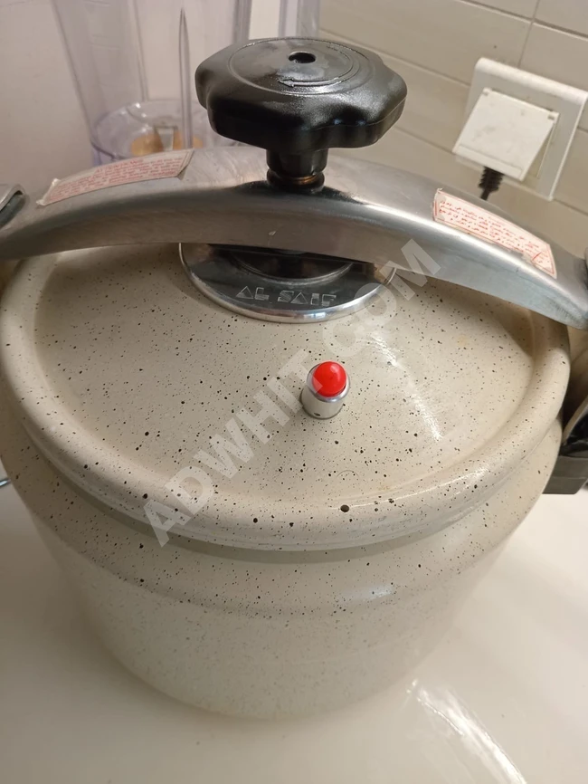 Döküm Basınçlı Tencere, Çok Temiz, Sadece 5 Kez Kullanıldı