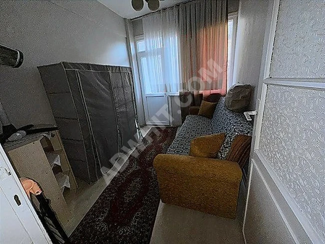 HAKAN EMLAKTAN EŞYALI ÇİFT CEPHELİ BALKONLU MERKEZİ KONUMDA 1+1